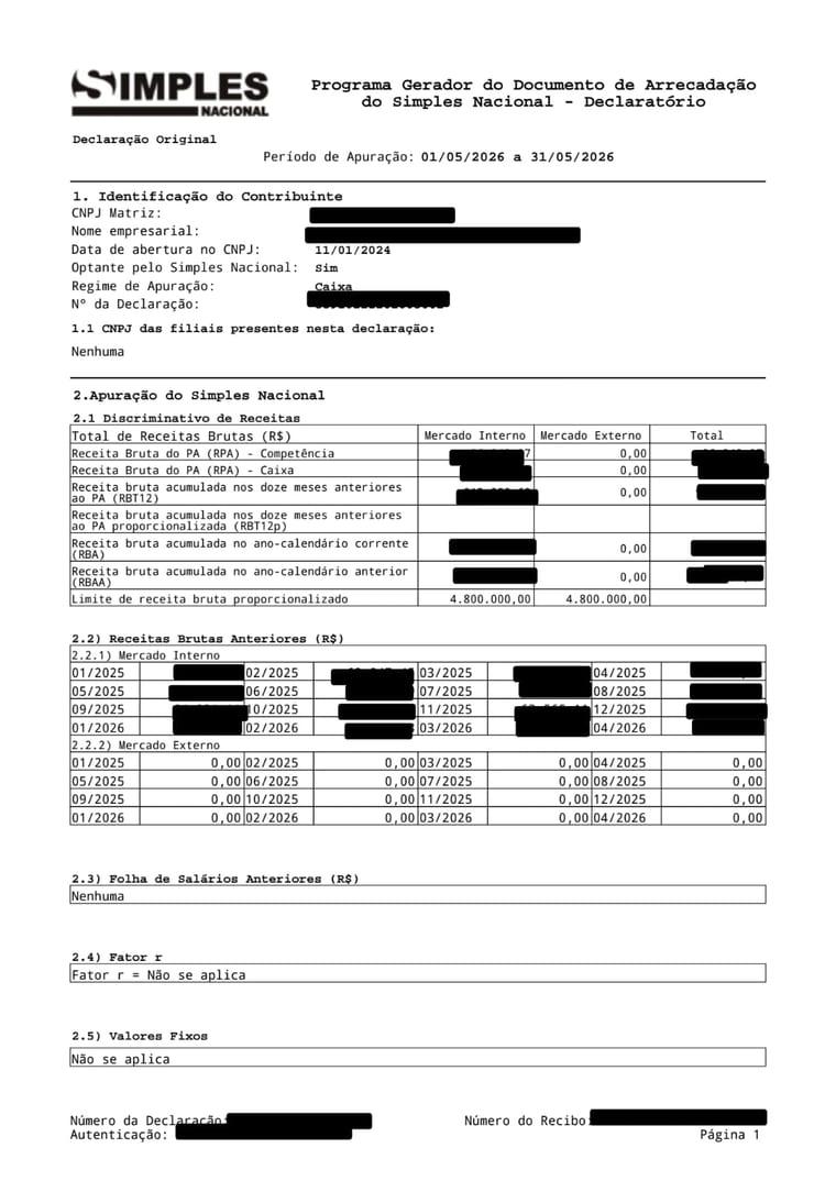 Exemplo da capa (página 1) do extrato do PGDAS-D, com os dados sensíveis ocultados